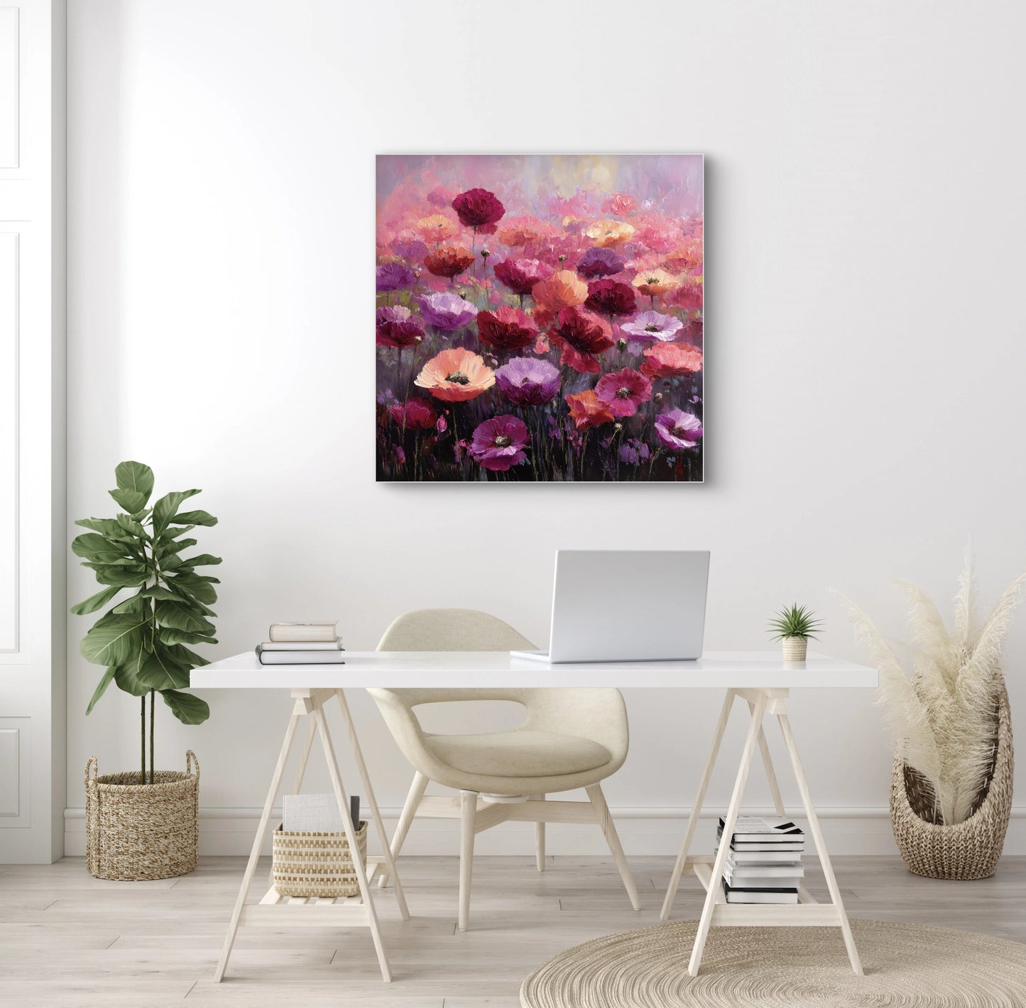 Mock-up van kunstwerk Symfonie van Papavers aan de muur boven een wit bureau met laptop en stoel 
