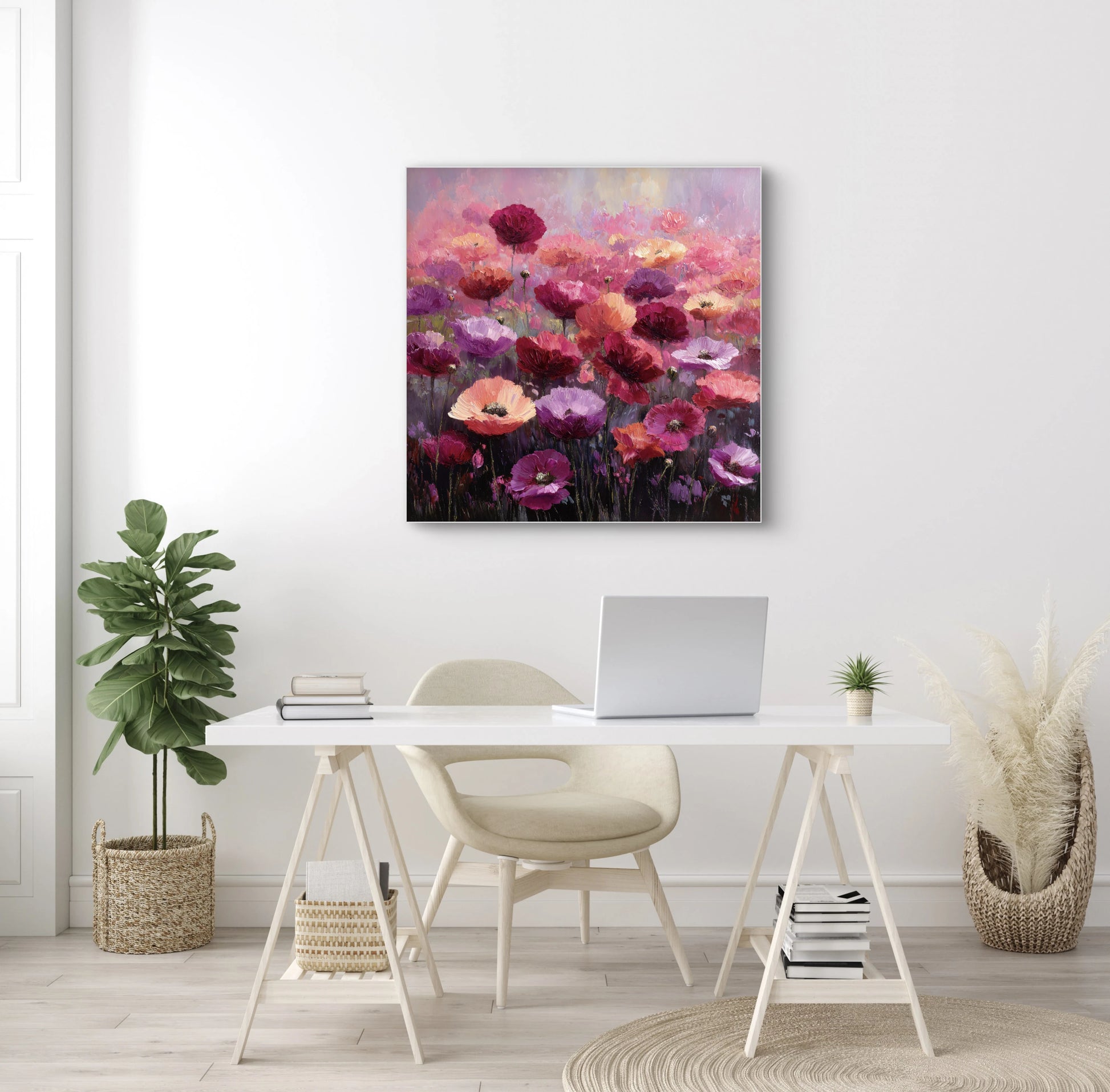 Mock-up van kunstwerk Symfonie van Papavers aan de muur boven een wit bureau met laptop en stoel 
