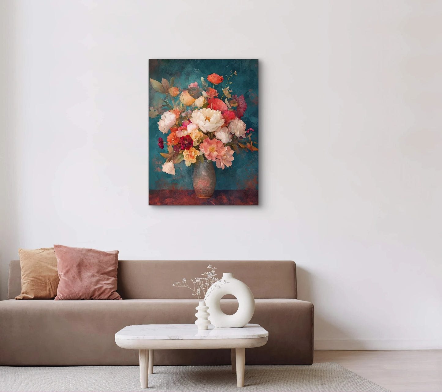 Kunstwerk “Symfonie van Bloemen” boven een beige bank met zachte kussens in een lichte, moderne woonkamer
