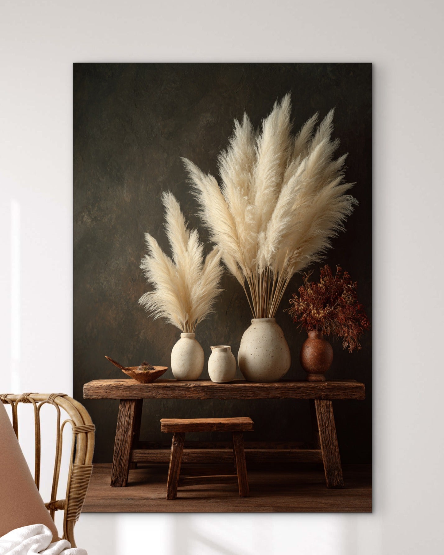 Detailweergave van het textielkunstwerk met pampaspluimen, keramische vazen en warme bruintinten in een sfeervolle stillevencompositie.
