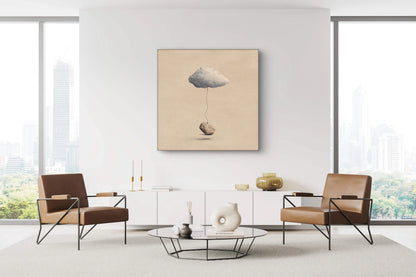 Kunstwerk Tegenwicht boven een witte kast tussen twee bruine stoelen in een modern interieur.
