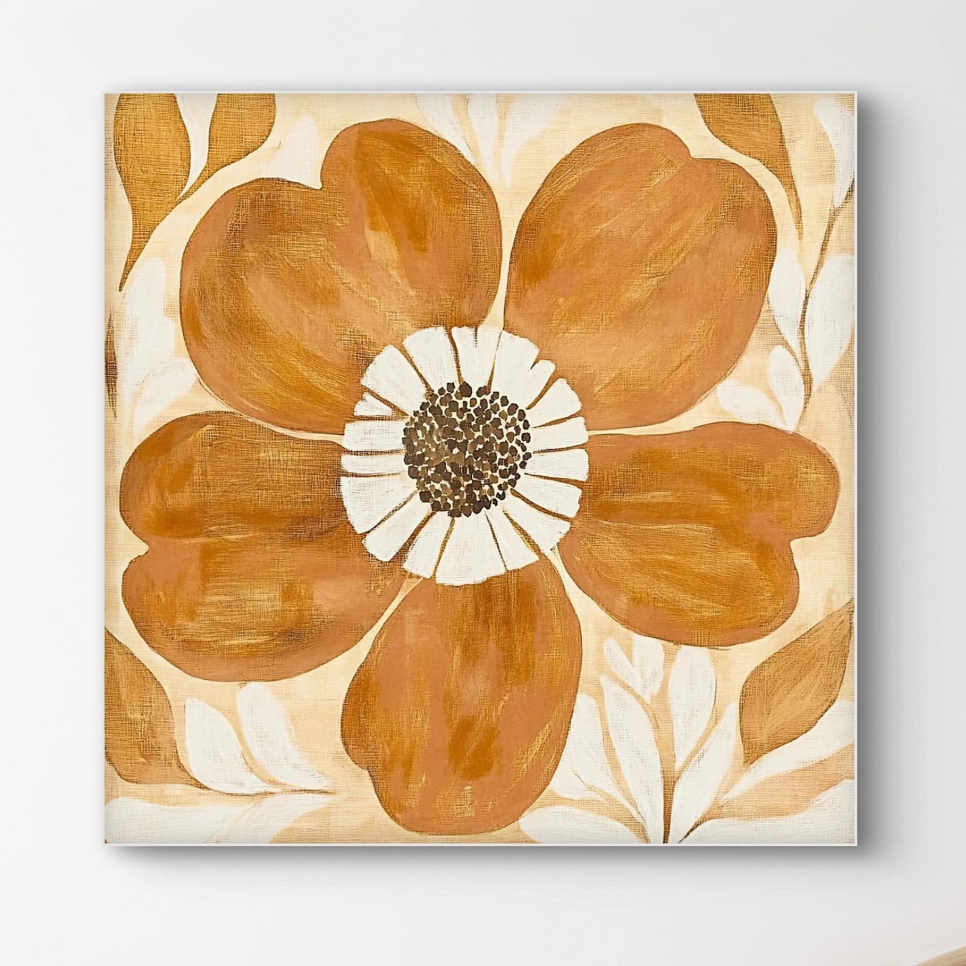 Detail van bloem met brede blaadjes in aardetinten met witte accenten en rustgevende uitstraling
