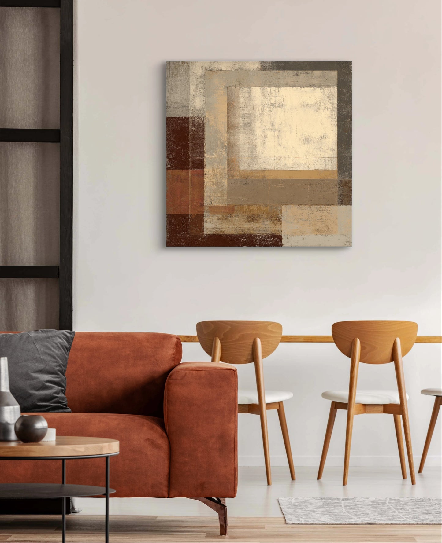 Abstract schilderij Terranova met warme aardetinten boven bruine bank in modern interieur
