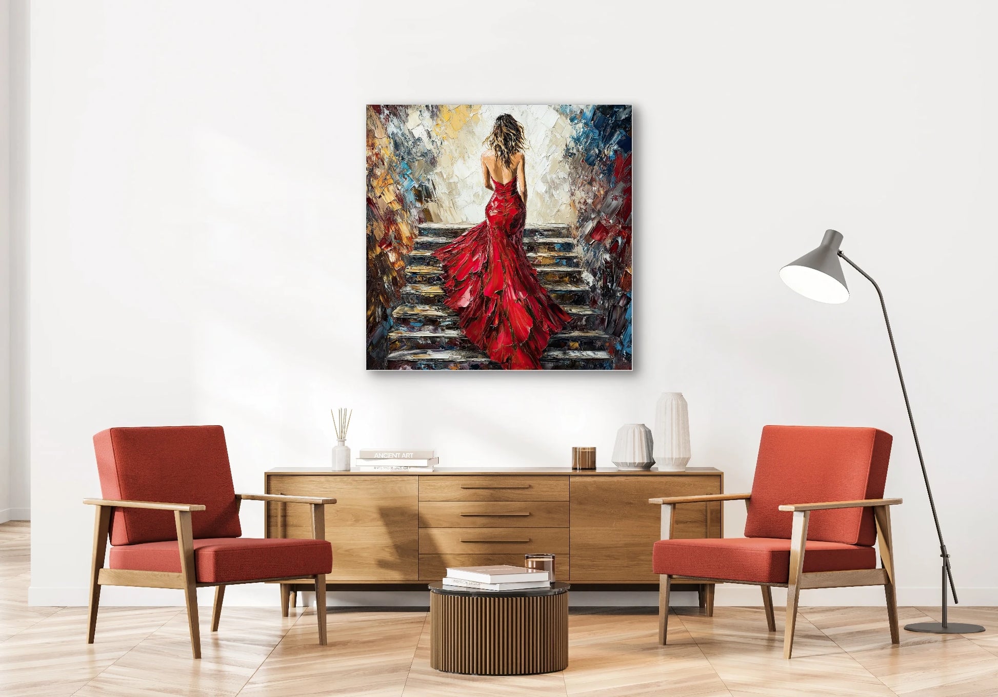 Textielkunstwerk The Red Staircase boven een houten dressoir tussen twee terracottakleurige stoelen in een licht interieur
