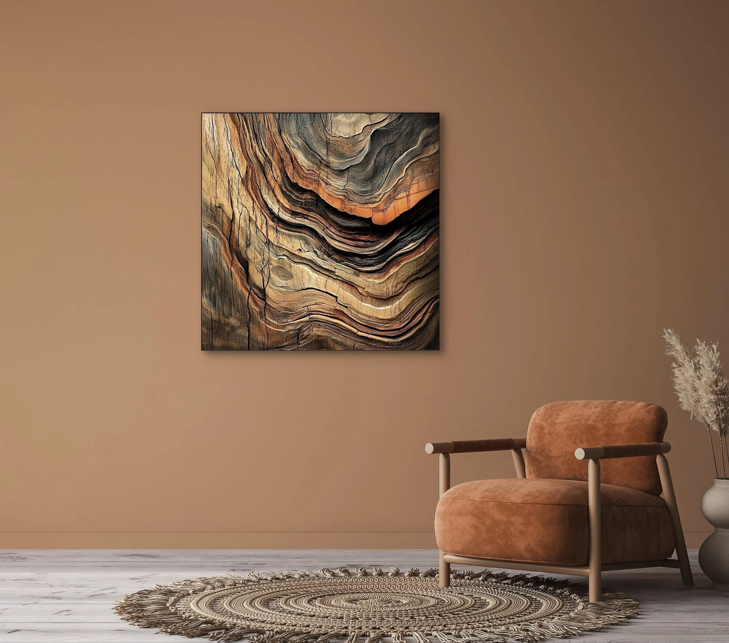 Wandkunst met abstracte aardlagen in bruine, koper- en grijstinten in een warm interieur met terracotta stoel
