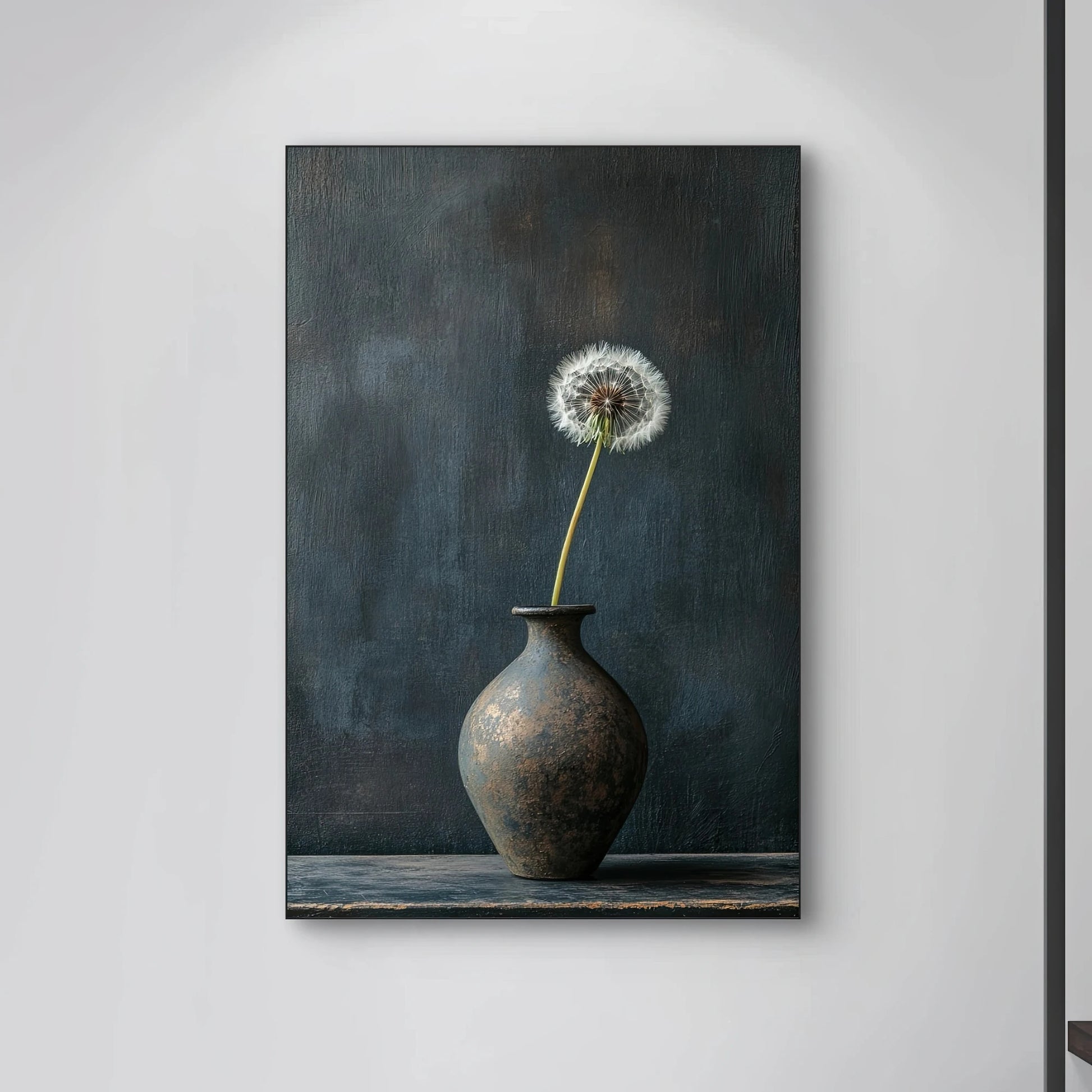 Detail van een paardenbloempluis in een rustieke vaas op donkere achtergrond uit het kunstwerk “Tijd in Eén Adem”
