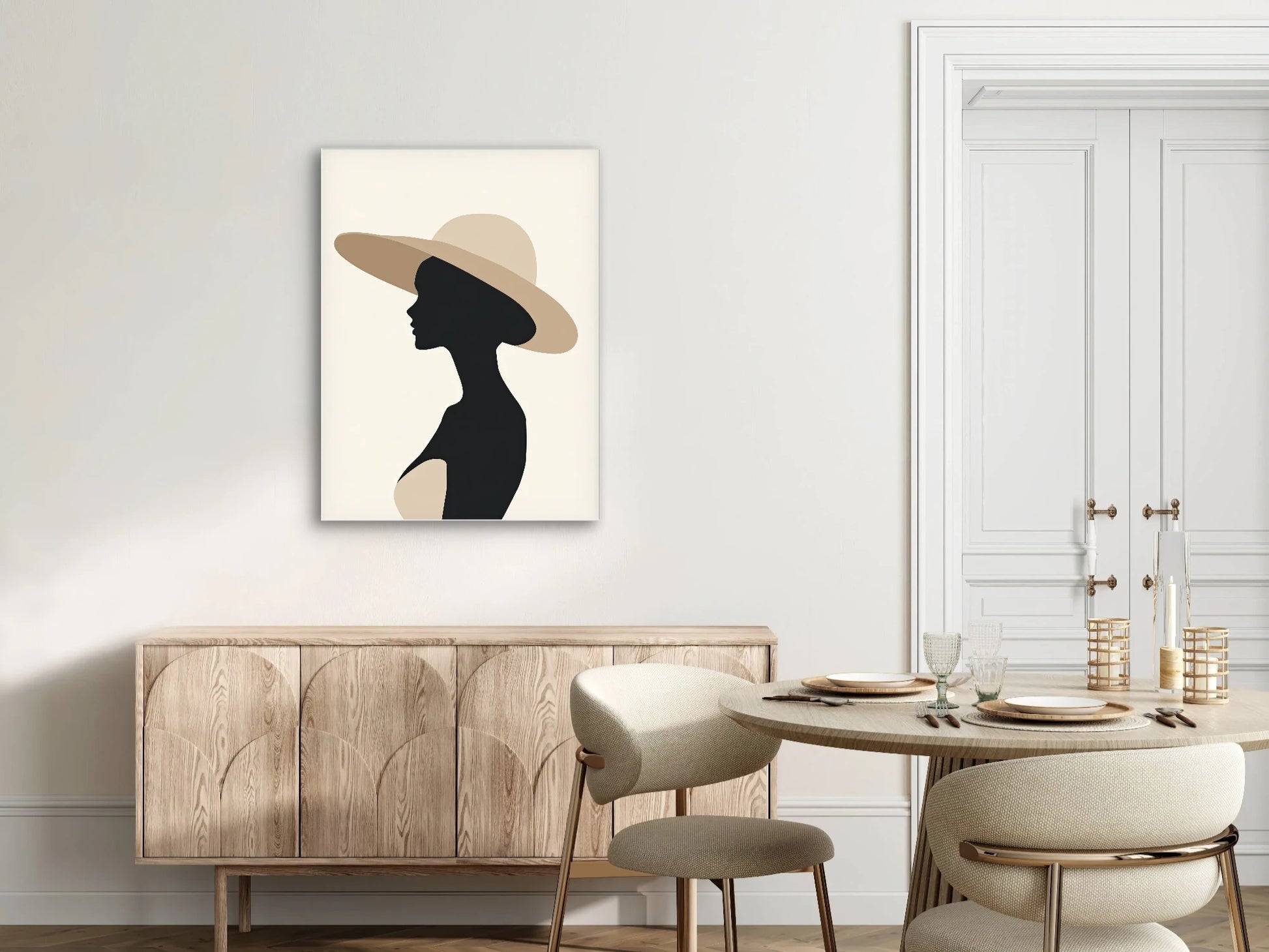 Textielkunstwerk Tijdloze Schaduw boven een licht houten kast naast een ronde eettafel in een rustig interieur
