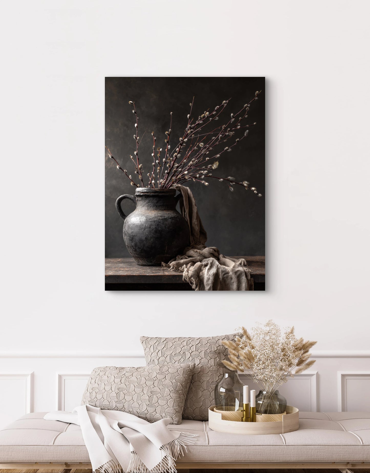 Mock-up van kunstwerk Tijdstilte aan de muur boven beige bank met kussens en droogbloemen 
