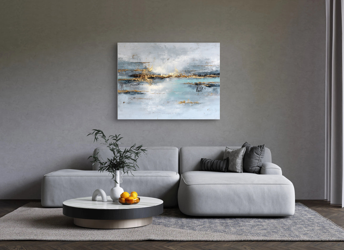 Abstract kunstwerk in blauw, grijs en goud tinten boven lichtgrijze bank in moderne woonkamer
