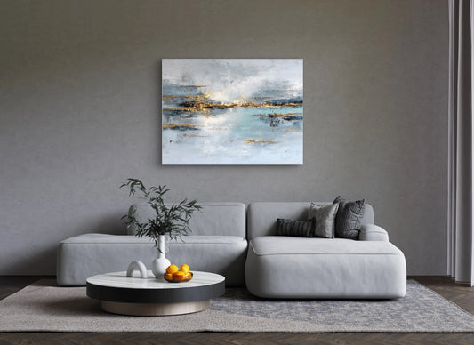 Abstract kunstwerk in blauw, grijs en goud tinten boven lichtgrijze bank in moderne woonkamer
