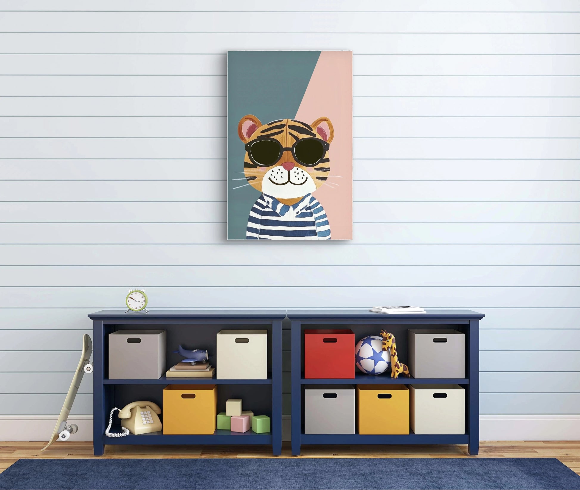 Kinderkamer met blauwe opbergkast en kleurrijk kunstwerk van een tijger met zonnebril aan de muur  
