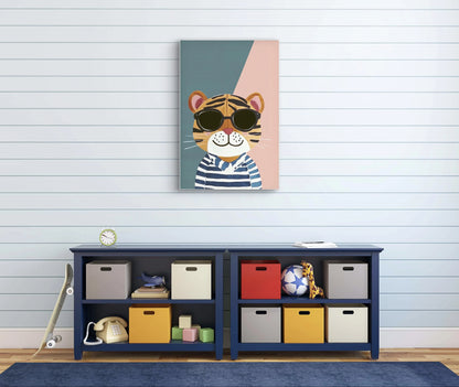 Kinderkamer met blauwe opbergkast en kleurrijk kunstwerk van een tijger met zonnebril aan de muur  
