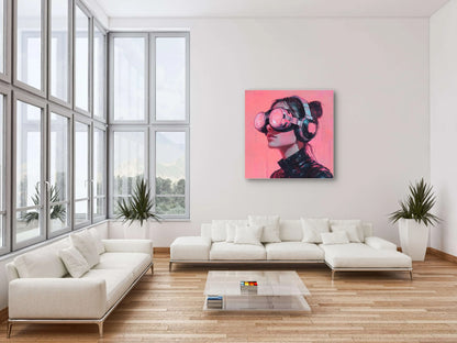 Textielkunstwerk Toekomstblik boven een witte loungebank in een modern interieur met hoge ramen
