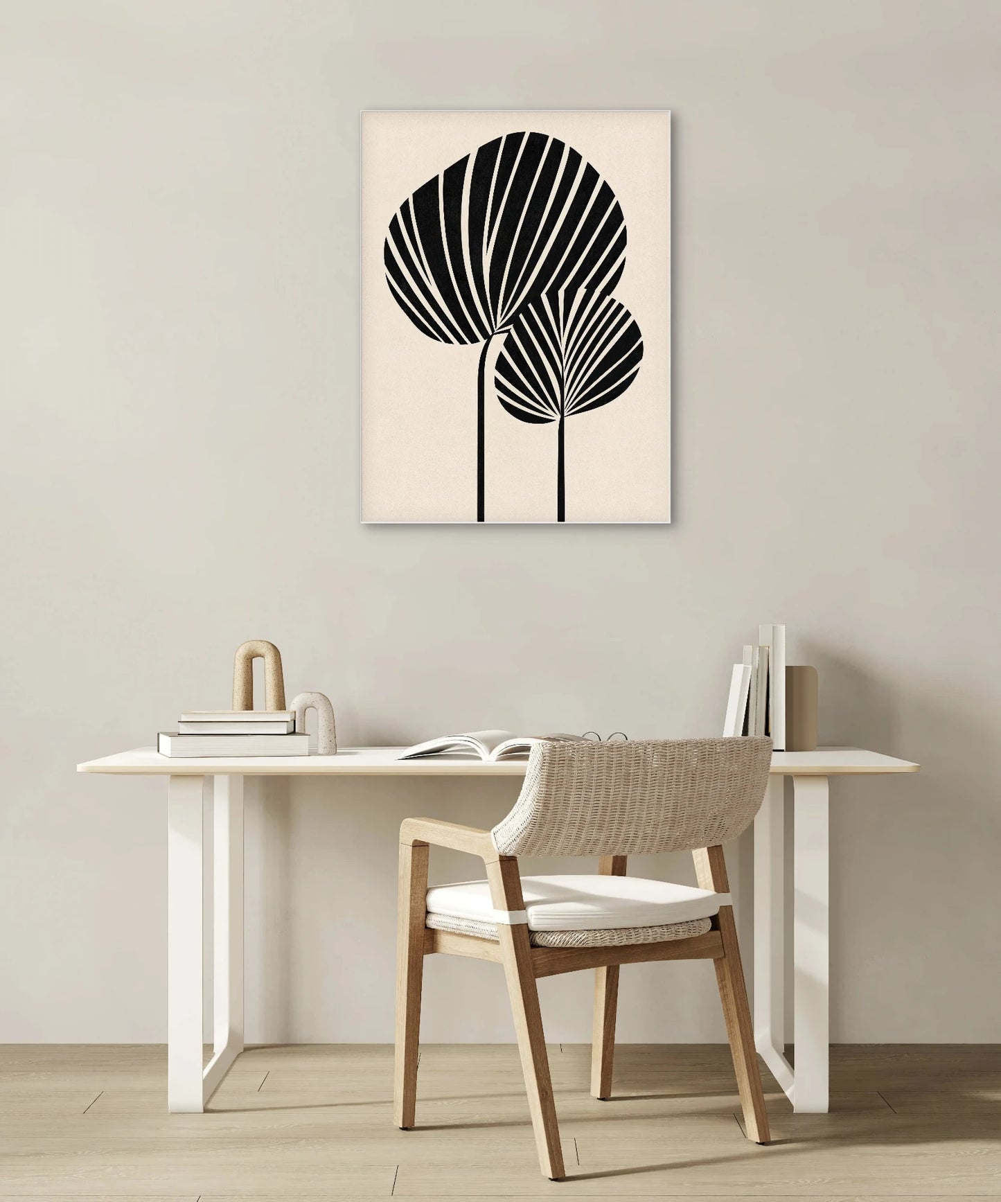 Minimalistisch kunstwerk met zwarte palmbladvormen op een zandkleurige achtergrond in een neutraal kantoorinterieur
