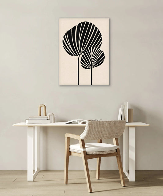 Minimalistisch kunstwerk met zwarte palmbladvormen op een zandkleurige achtergrond in een neutraal kantoorinterieur
