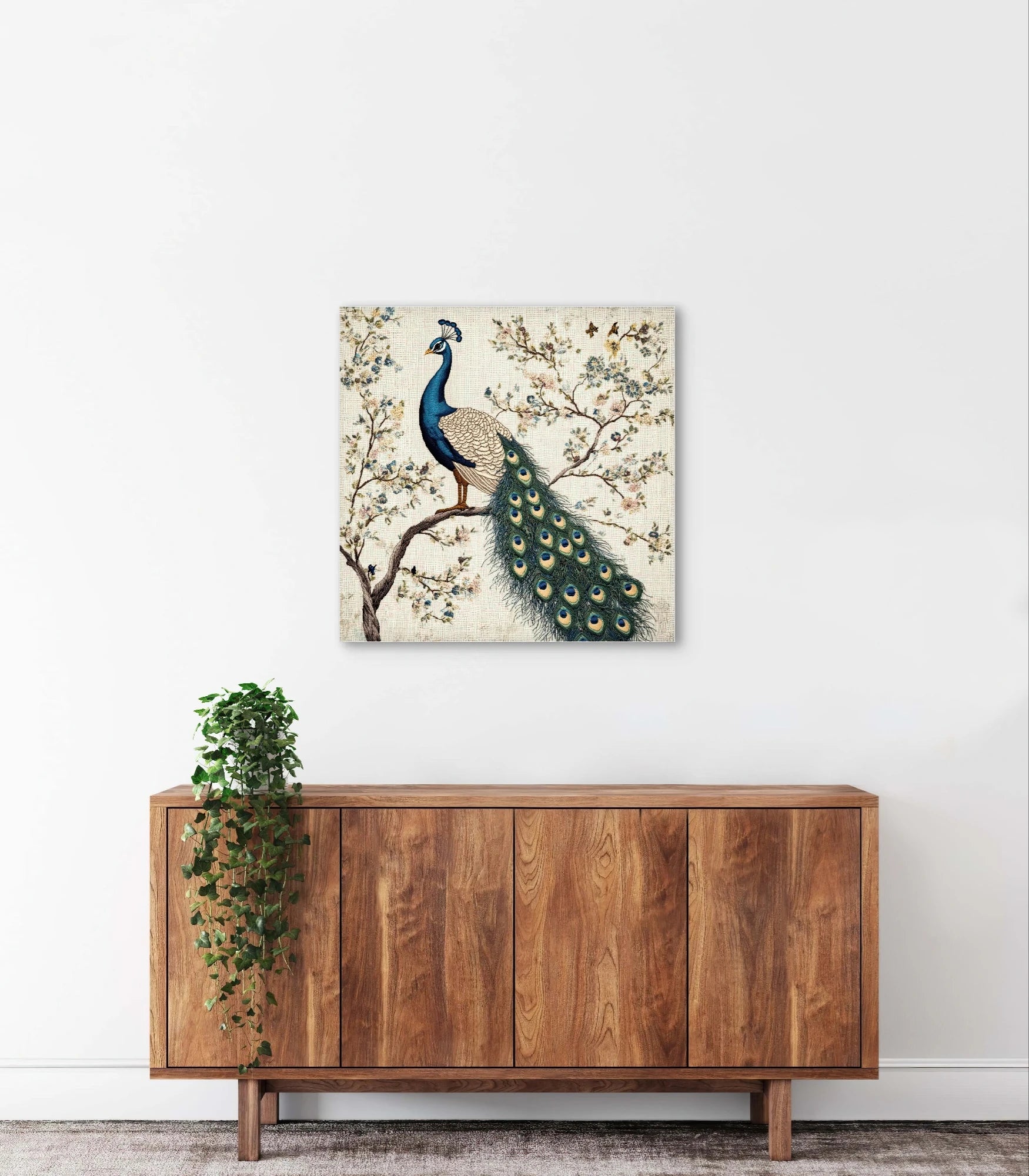 Wandkunst met pauw op tak in interieur met houten kast en witte wand
