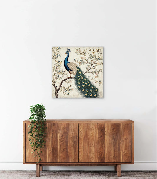 Wandkunst met pauw op tak in interieur met houten kast en witte wand
