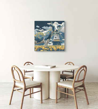 
Tulpenweide kunstwerk boven ronde eettafel met houten stoelen  
