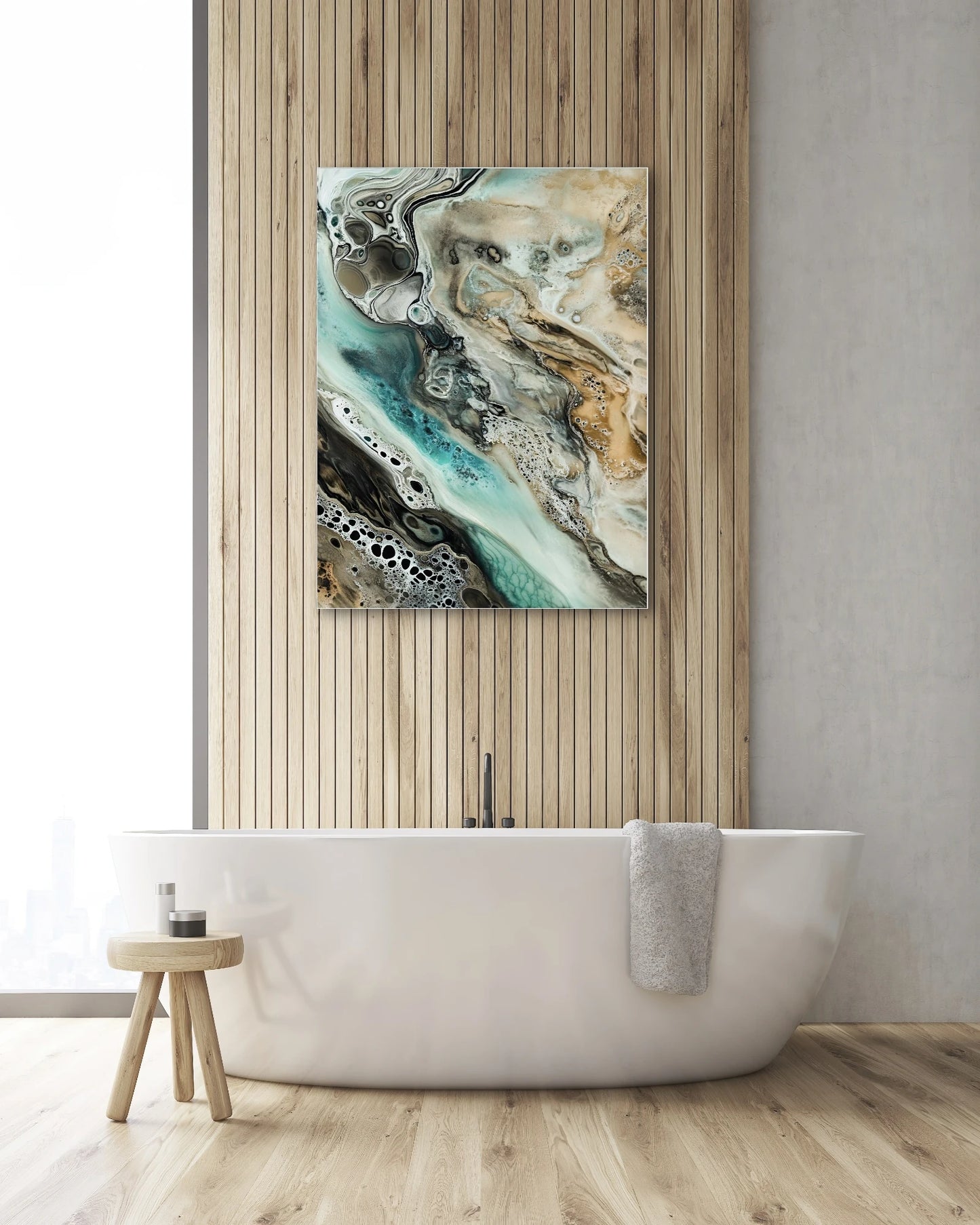 Turquoise kunstwerk boven vrijstaand bad met houten wandbekleding in luxe badkamer
