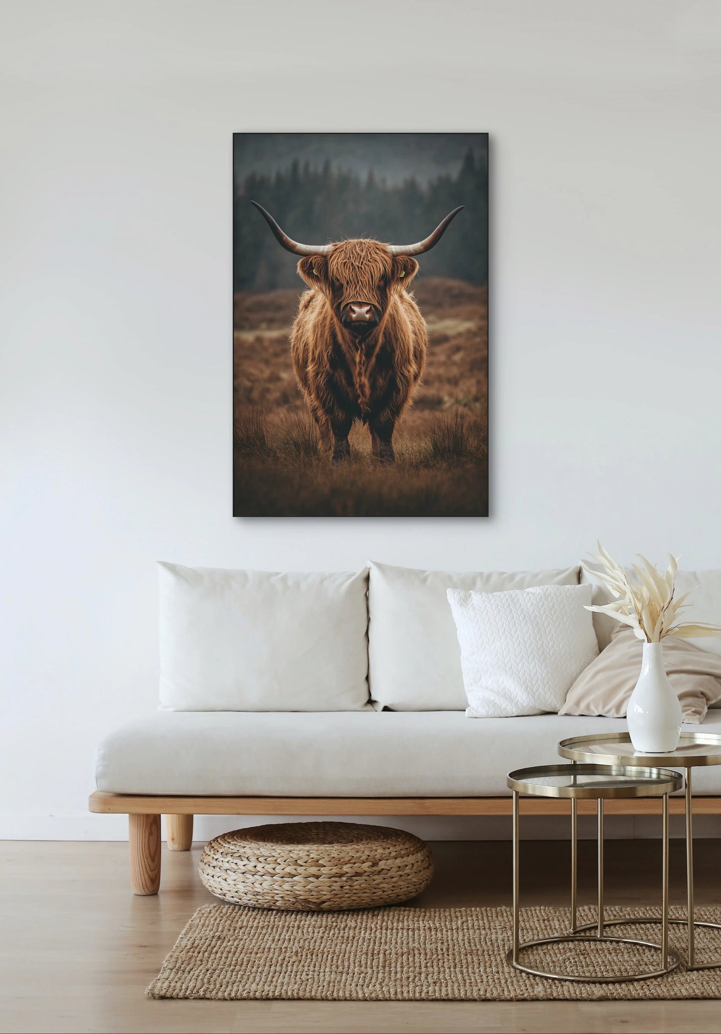 Wandkunst met Schotse hooglander in rustiek interieur met beige bank en houten details