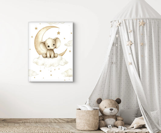 Een dromerige olifant wiegt zacht op een wolk, omringd door sterren en een gouden maan. ‘Tussen Wolk en Wonder’ brengt een magisch rustpunt in elke kinderkamer.  
