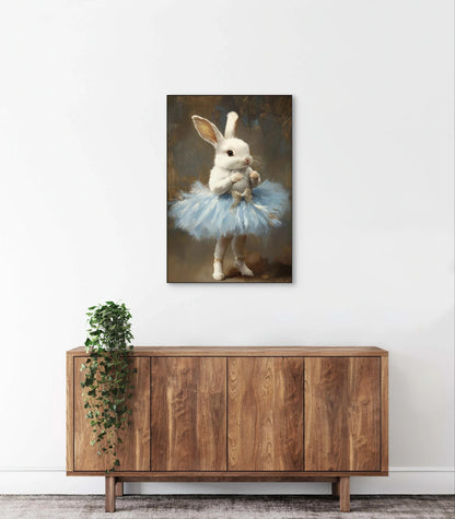 Wandkunst met wit konijn in blauwe tutu in interieur met houten kast en witte muur

