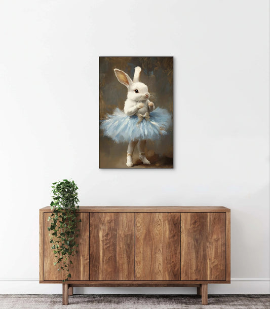 Wandkunst met wit konijn in blauwe tutu in interieur met houten kast en witte muur
