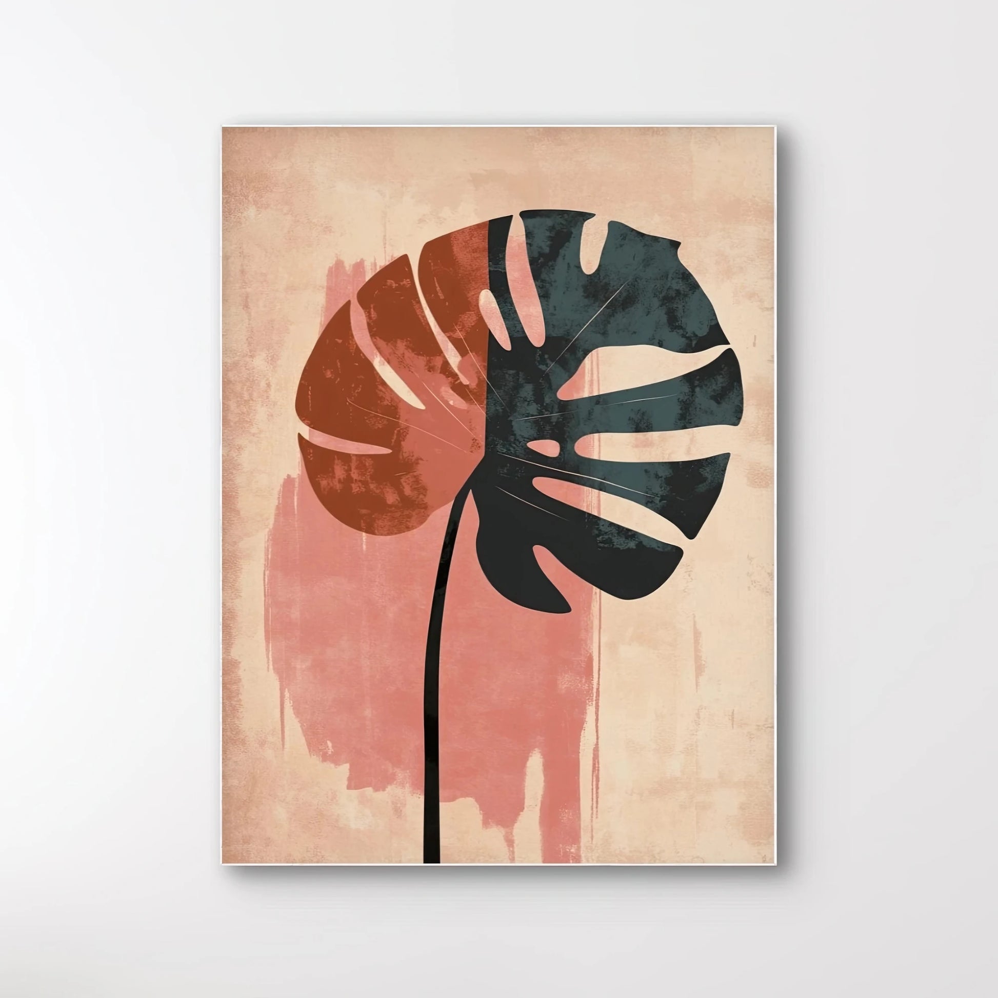 Detail van zwart monstera blad met textuur op oudroze en beige achtergrond
