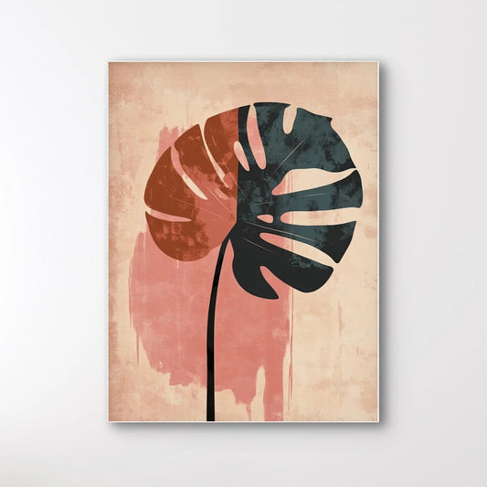 Detail van zwart monstera blad met textuur op oudroze en beige achtergrond
