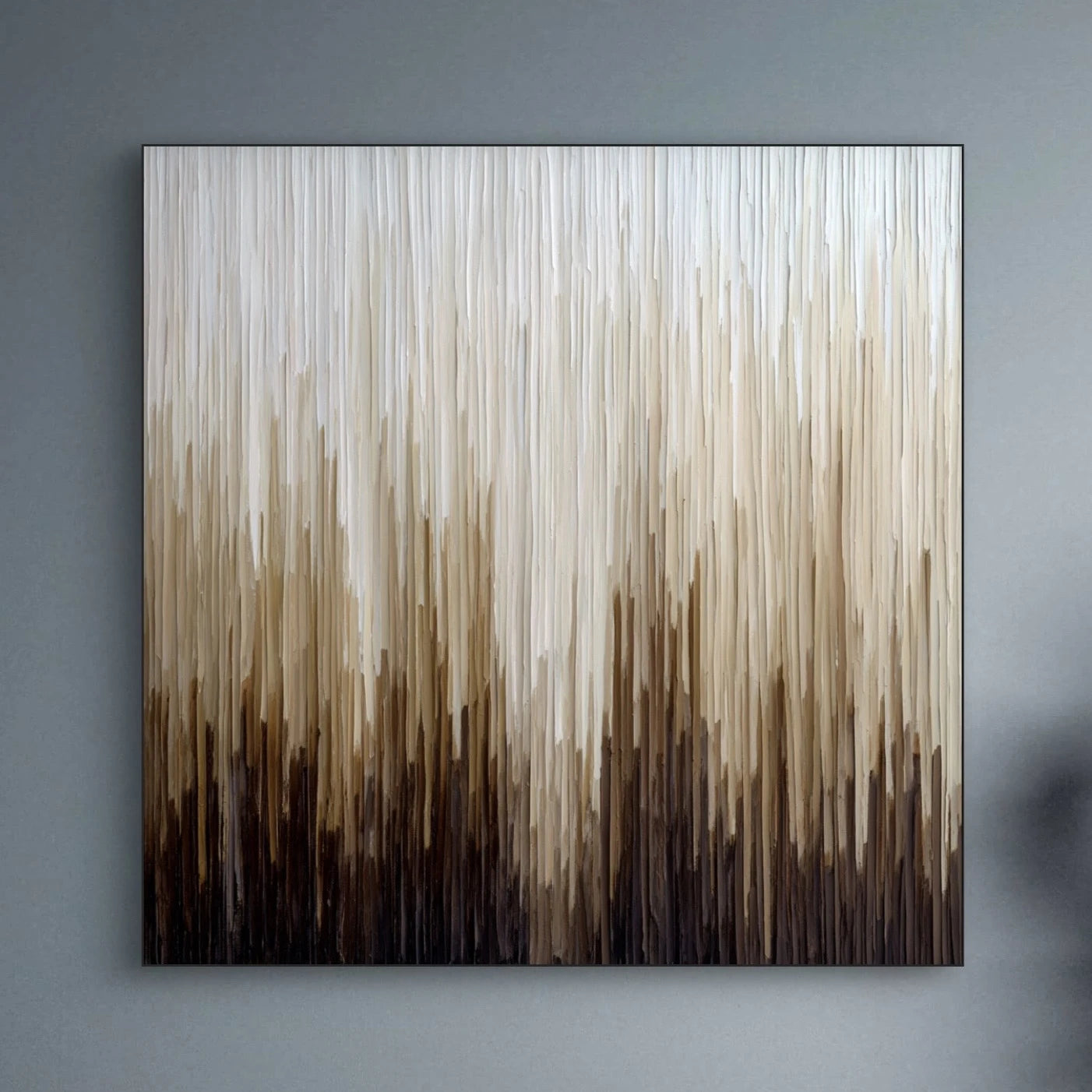 Detailopname van kunstwerk Val van Licht met verticale lijnen in beige, bruin en crème tinten 
