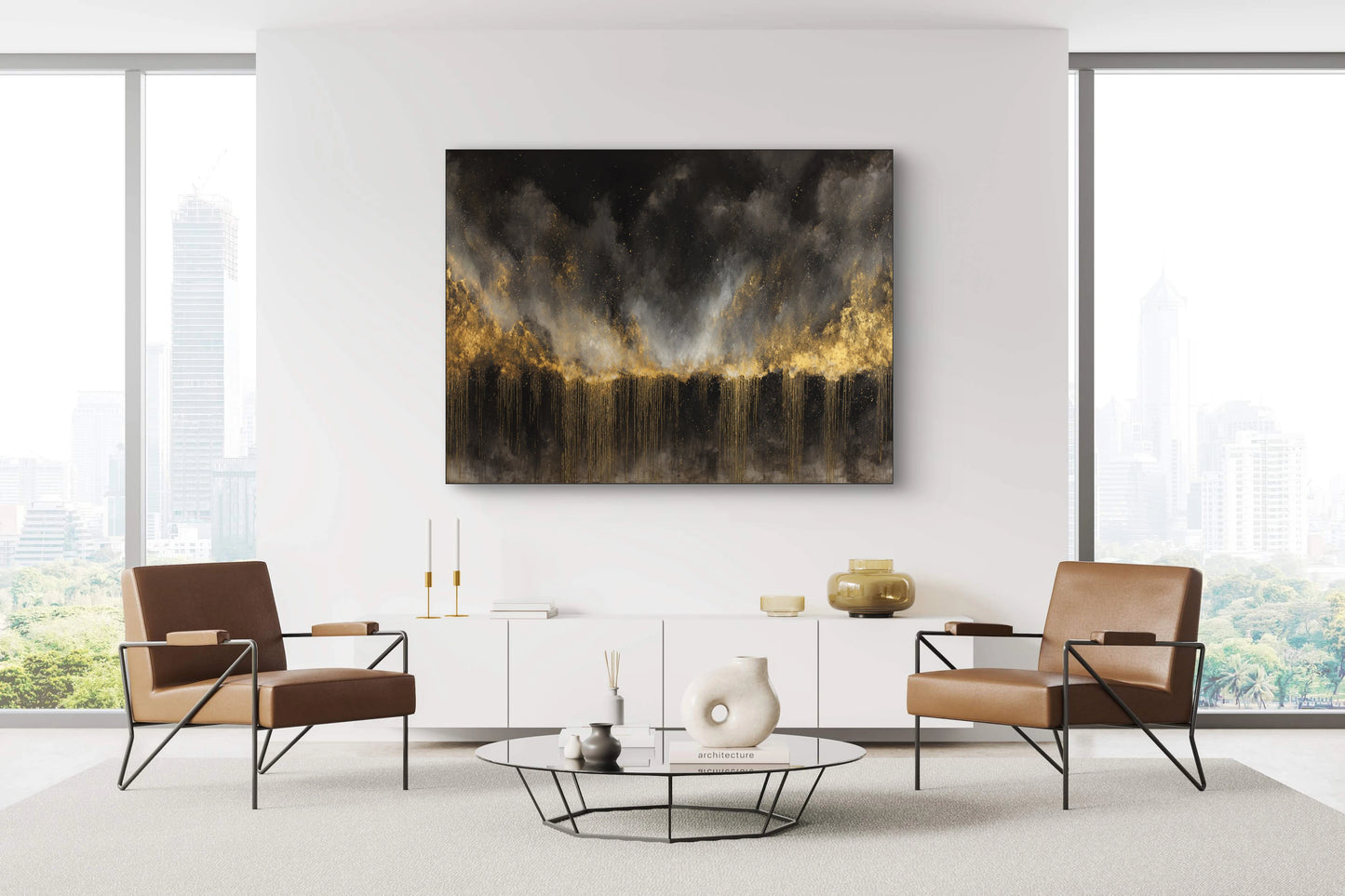 Abstract kunstwerk in goud en zwart tonen boven moderne zithoek met leren stoelen
