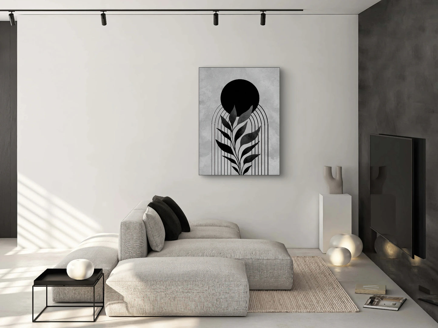 Minimalistisch zwart-wit kunstwerk aan een witte muur boven een lichtgrijze bank in een modern interieur met zwarte accenten
