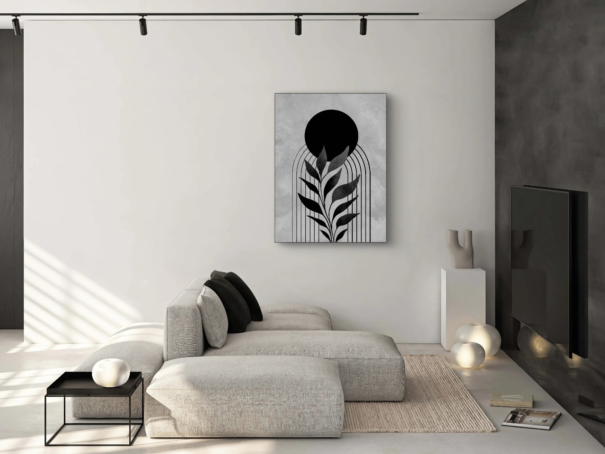 Minimalistisch zwart-wit kunstwerk aan een witte muur boven een lichtgrijze bank in een modern interieur met zwarte accenten
