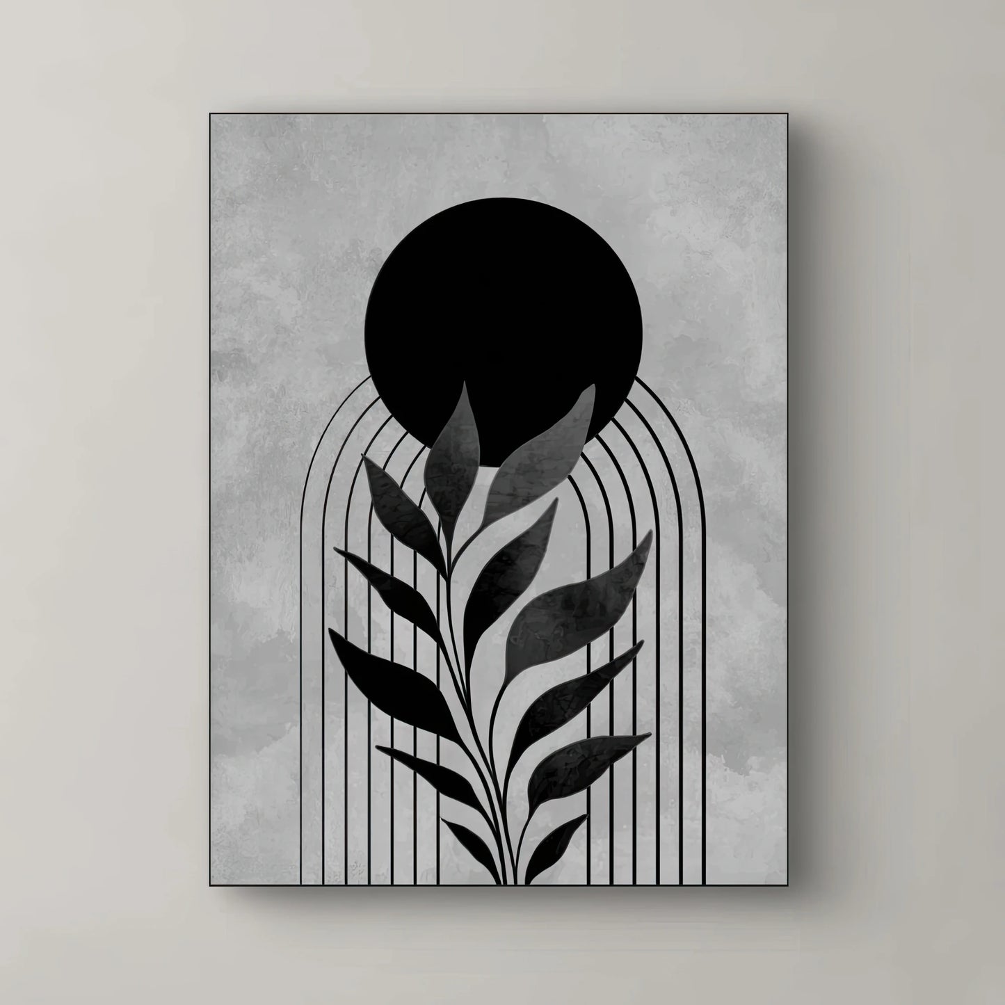 Detail van een grafisch kunstwerk met zwarte bladeren, een ronde zonvorm en verticale lijnen op een grijs gemêleerde achtergrond
