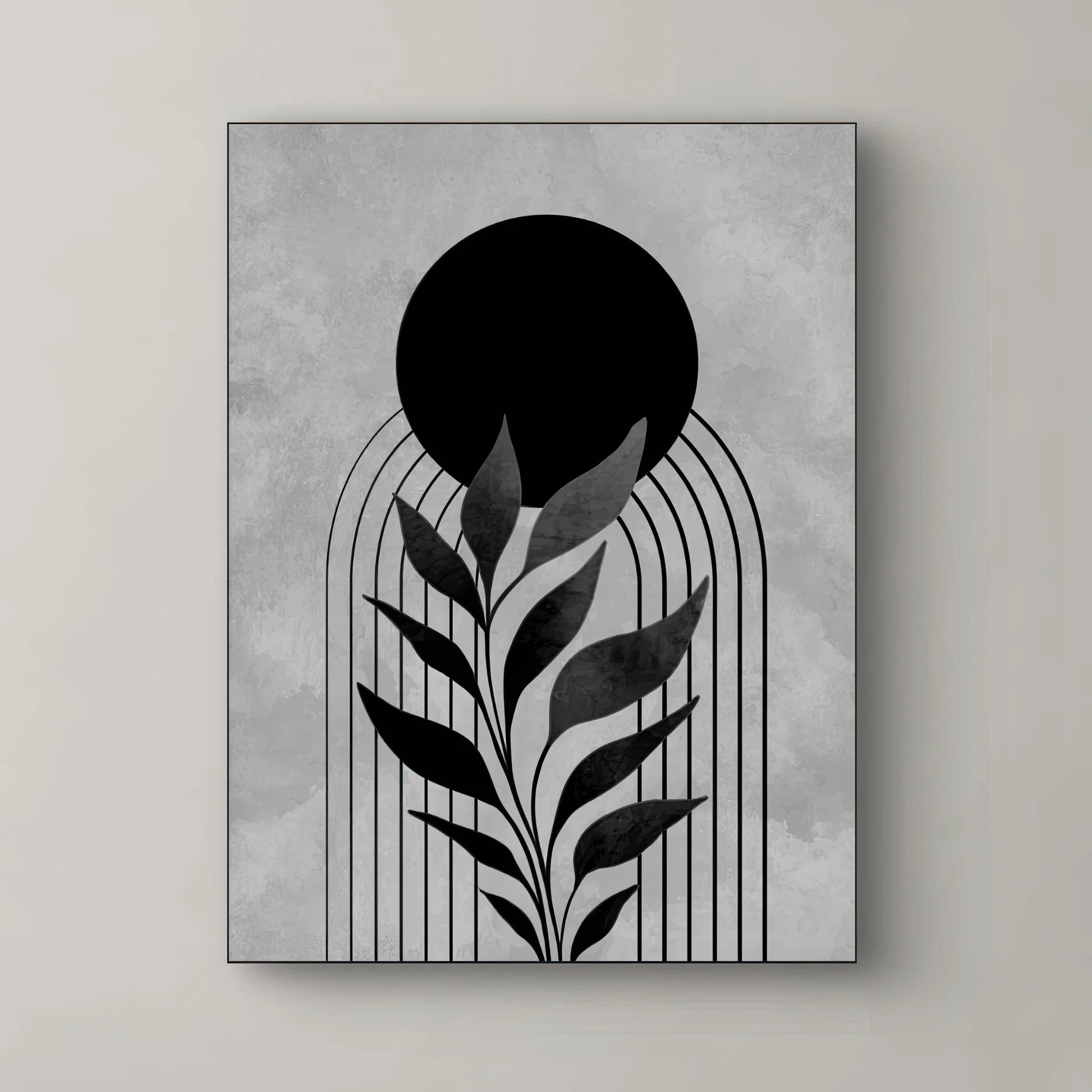 Detail van een grafisch kunstwerk met zwarte bladeren, een ronde zonvorm en verticale lijnen op een grijs gemêleerde achtergrond
