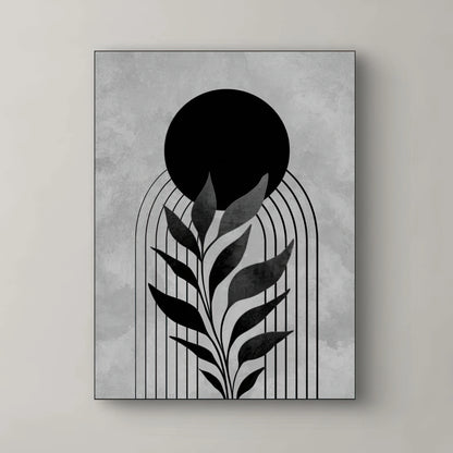 Detail van een grafisch kunstwerk met zwarte bladeren, een ronde zonvorm en verticale lijnen op een grijs gemêleerde achtergrond
