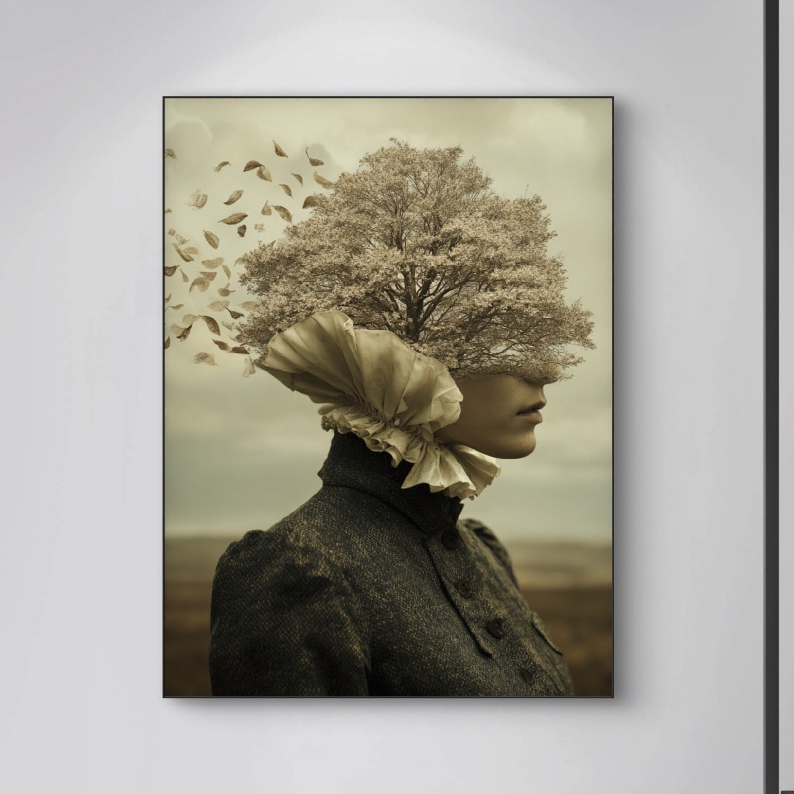 Detail van Verbladeren met vrouw en boomkroon die bladeren verliest
