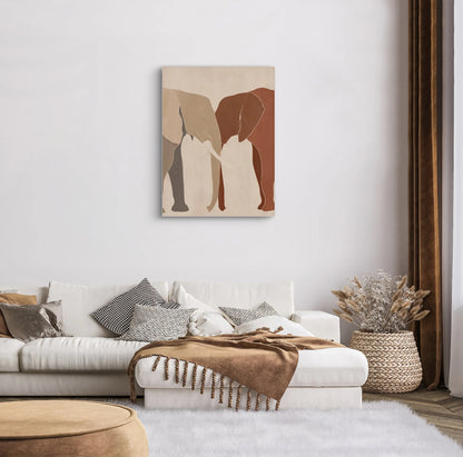 Wandkunstwerk van twee olifanten in aardetinten aan de muur boven een crèmekleurige bank met bruin accentdekentje in een warm interieur
