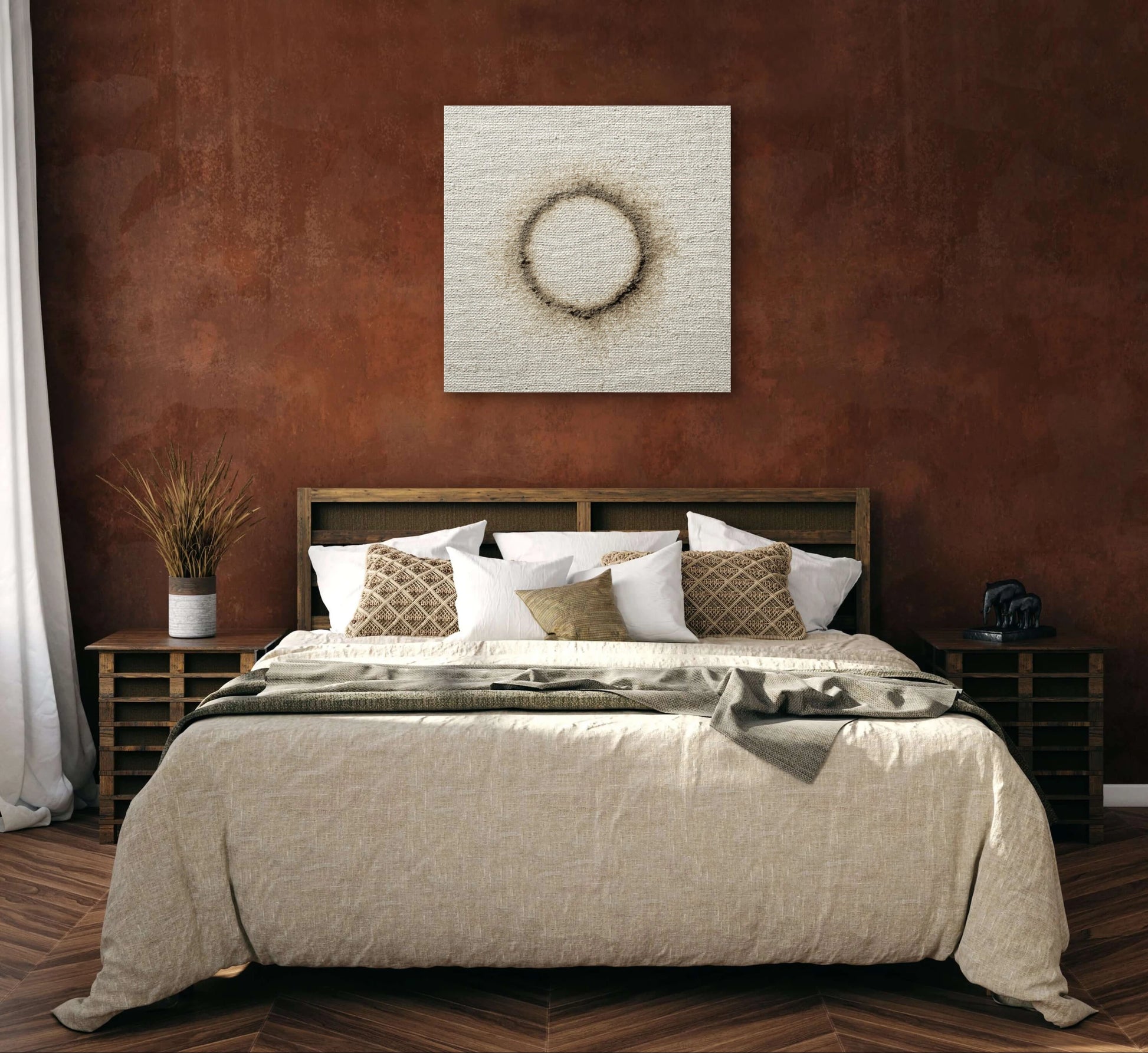 Kunstwerk Verbrand Licht boven een bed met aardetinten in een warme slaapkamer met roestbruine muur.
