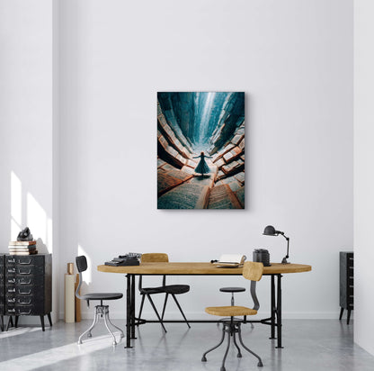 Kunstwerk Verhaalval boven houten tafel in moderne werkruimte met industrieel design
