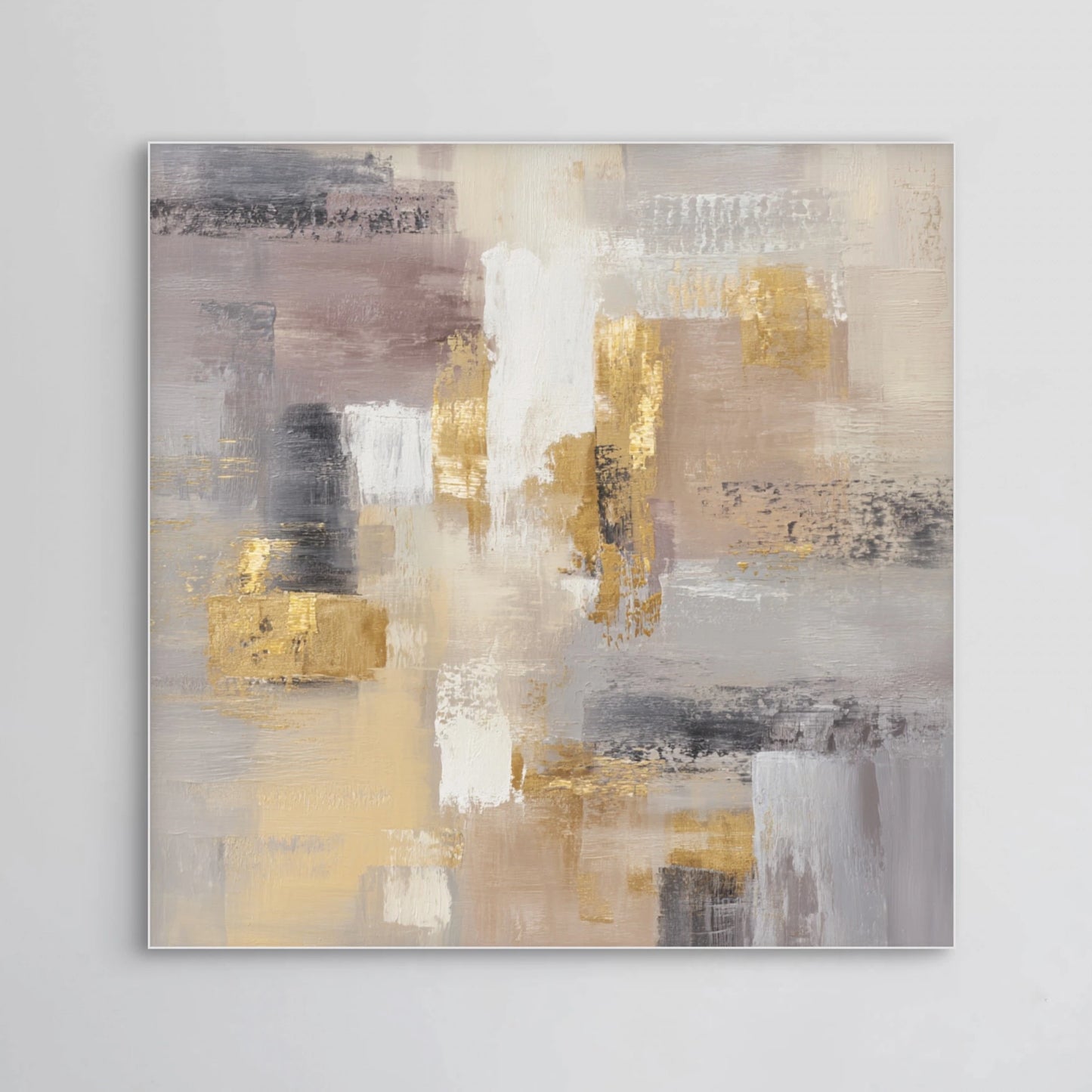 Detail van gouden en beige penseelstreken met subtiele textuur en zachte glans
