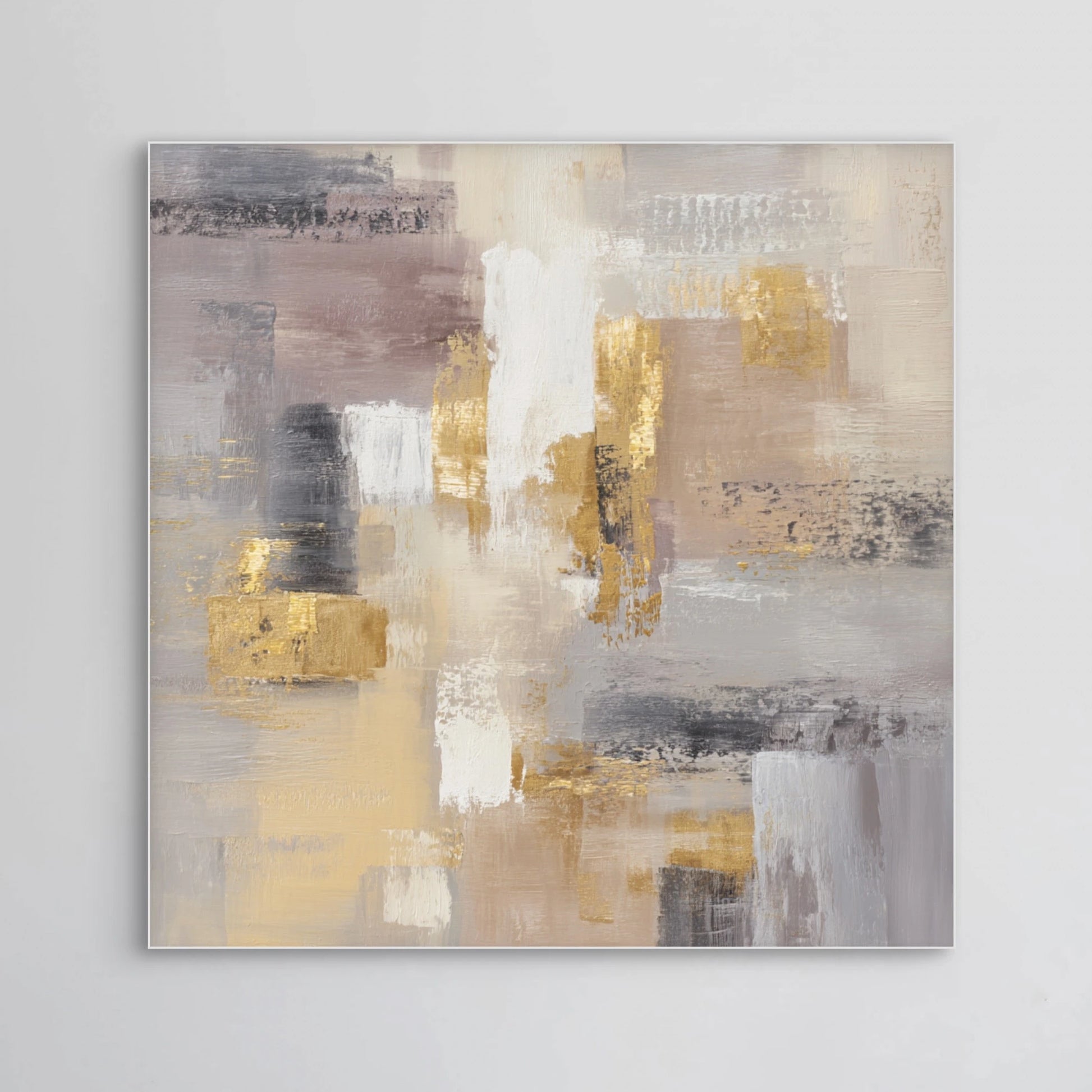 Detail van gouden en beige penseelstreken met subtiele textuur en zachte glans
