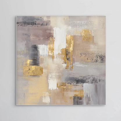 Detail van gouden en beige penseelstreken met subtiele textuur en zachte glans
