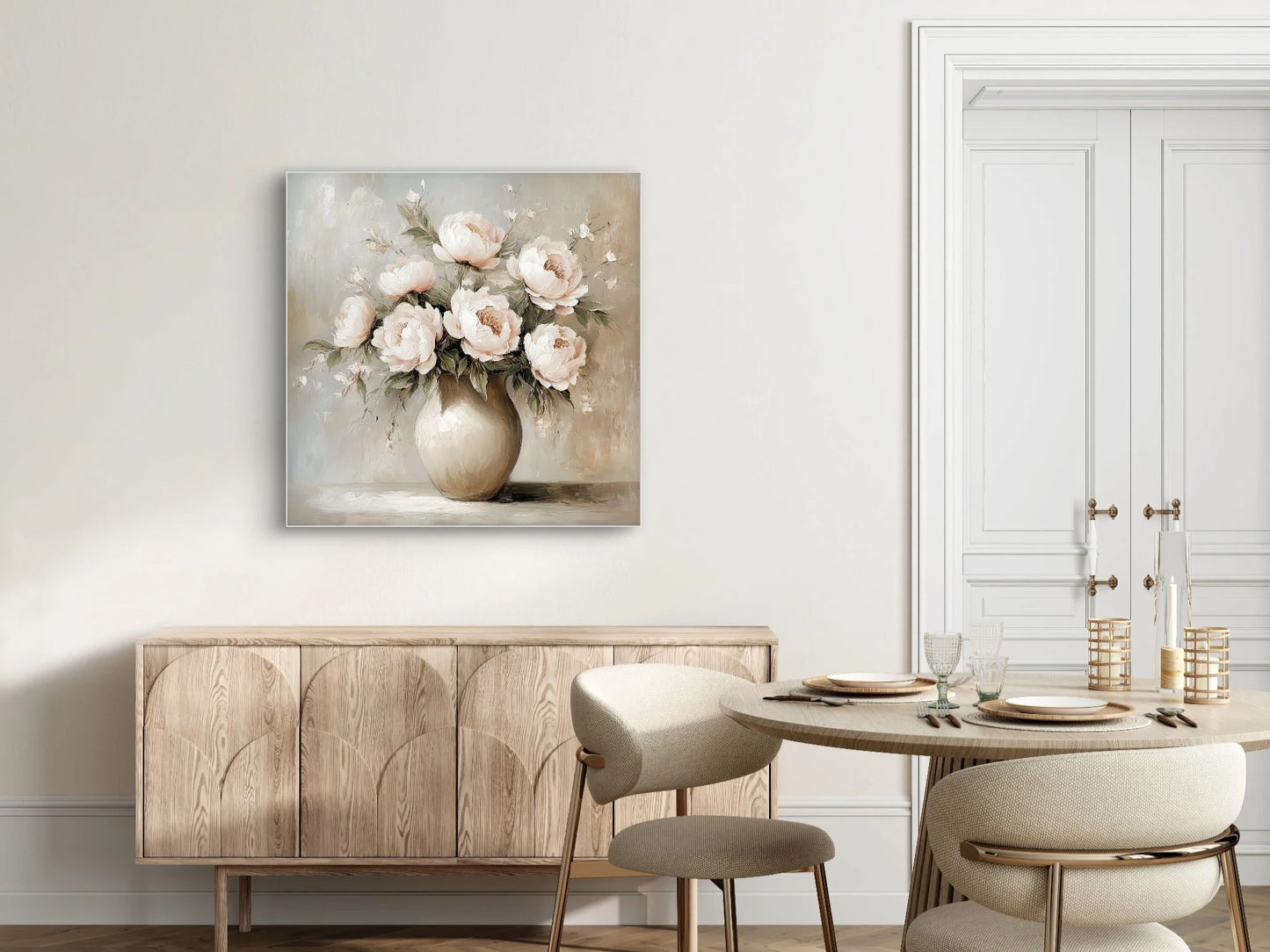 Kunstwerk “Verstilde Zachtroze” boven een licht houten kast in een stijlvolle eetkamer met ronde tafel
