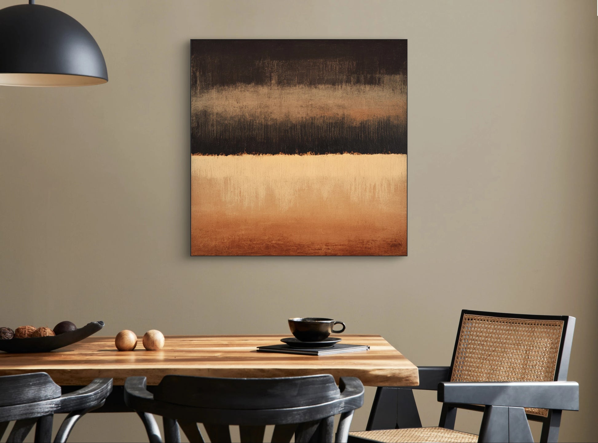 Abstract kunstwerk Verstilde Horizon in warme bruine en okertinten boven een houten eettafel
