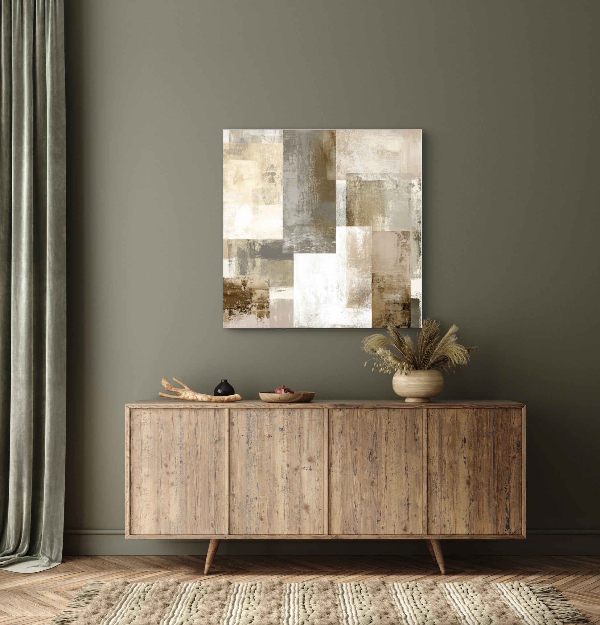 Abstract schilderij Verweven Grond met beige en olijftinten boven een houten dressoir
