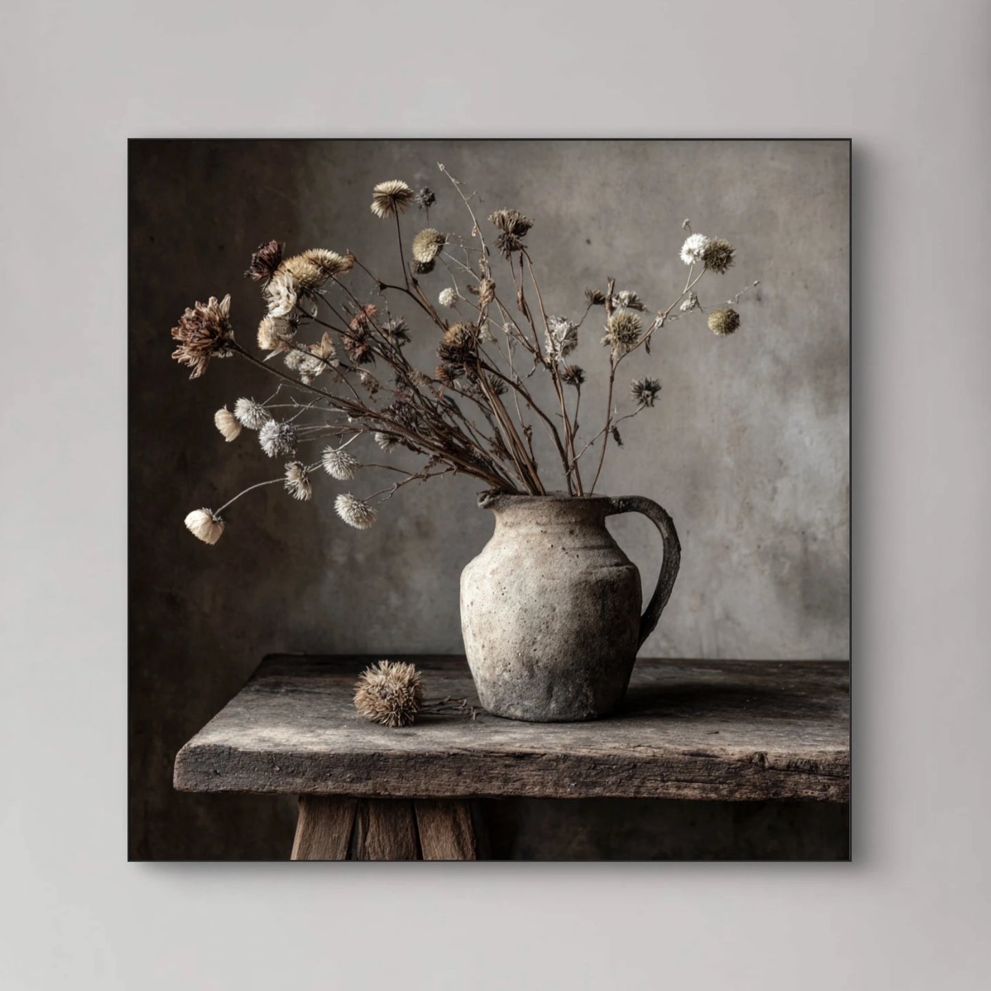 Detail van kunstwerk Verweven Tijd met verweerde kruik en dorre bloemen op houten tafel
