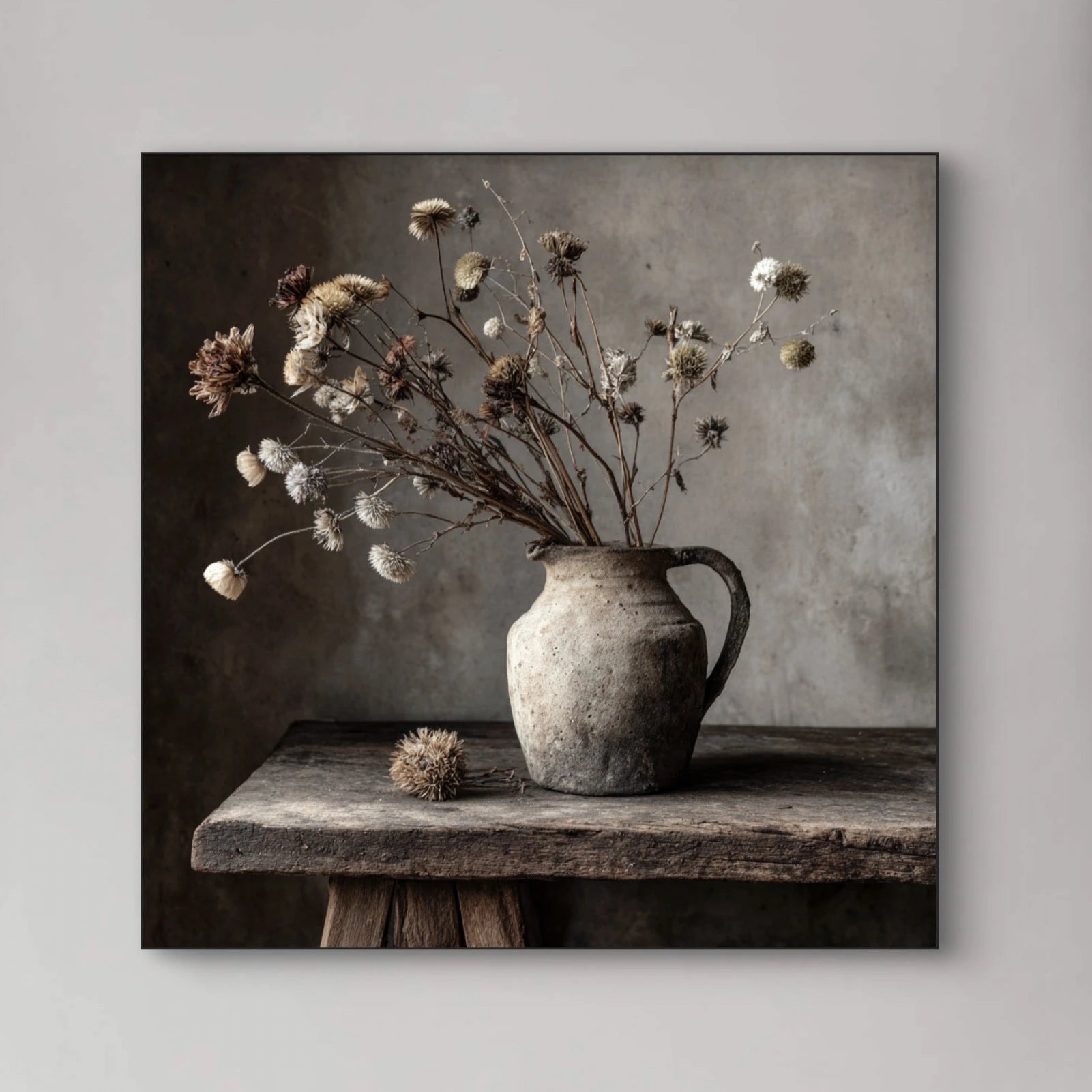 Detail van kunstwerk Verweven Tijd met verweerde kruik en dorre bloemen op houten tafel
