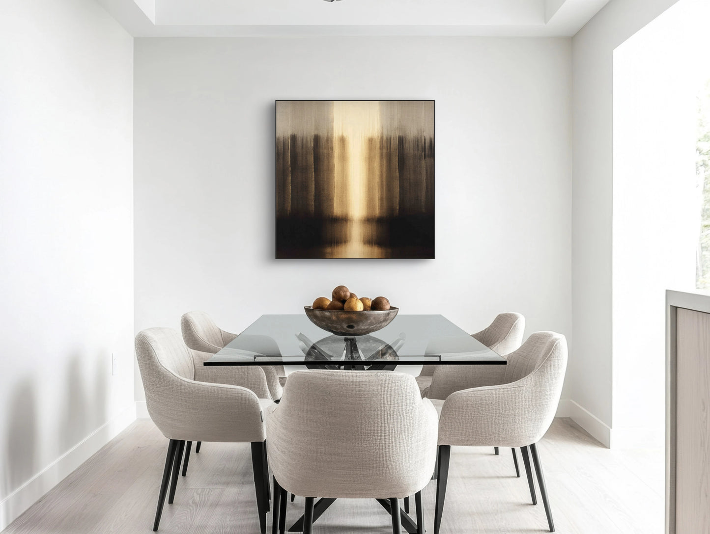 Abstract kunstwerk in goud en zwart tonen boven eettafel met beige stoelen

