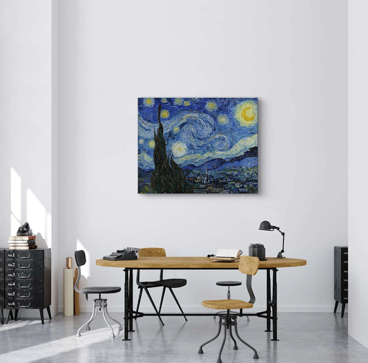 Schilderij “Sterrennacht” van Van Gogh boven houten bureau met industriële stoelen in modern interieur
